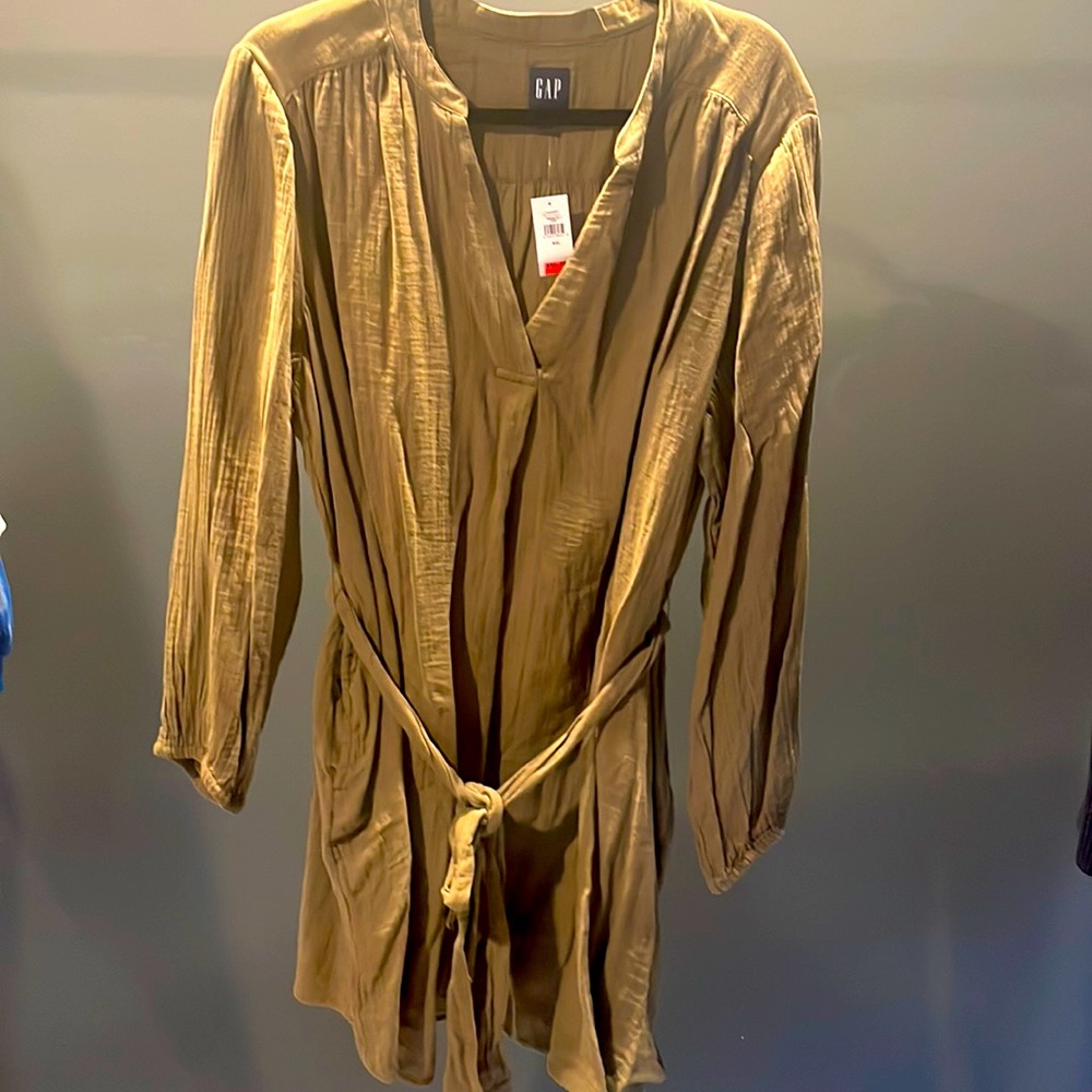 Gap olive green linen dress with belt and pockets. Super cute on.Never worn. XXL